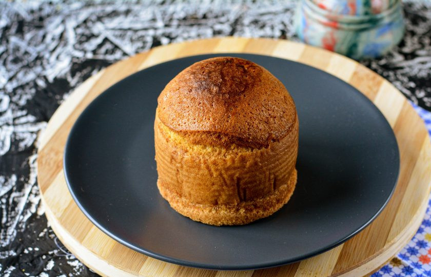 1. Этап. Кулич который не крошится: Чуть остывшие куличи извлеките из формы, дайте постоять на столе еще 10-15 минут.