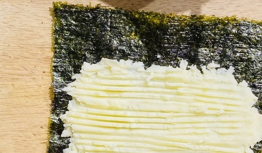 1. Этап. Роллы с сельдью, картофелем и соленым огурцом: Разровнять вилкой