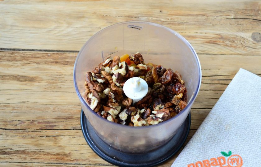 1. Этап. Варенье из кураги с грецким орехом: Курагу и изюм предварительно замочите в воде примерно на 15-30 минут, чтобы сухофрукты стали мягкими. Затем сложите сухофрукты вместе с ядрами грецких орехов в блендер и на средних оборотах измельчите вкусную и полезную массу. Степень измельчения - по вашему усмотрению. Мне нравится, когда получается не каша, а попадаются небольшие кусочки (а иногда и большие).