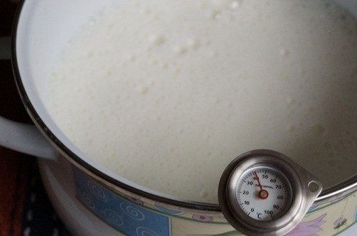 1. Этап. Йогурт для детей: В кастрюльку влейте два литра молока, поставьте ее на плиту и доведите до кипения на медленном огне, чтобы оно не пригорело и не сбежало. Добавьте в молоко столовую ложку сахара. Молоко лучше брать домашнее, веяное. Остудите его до сорока градусов.