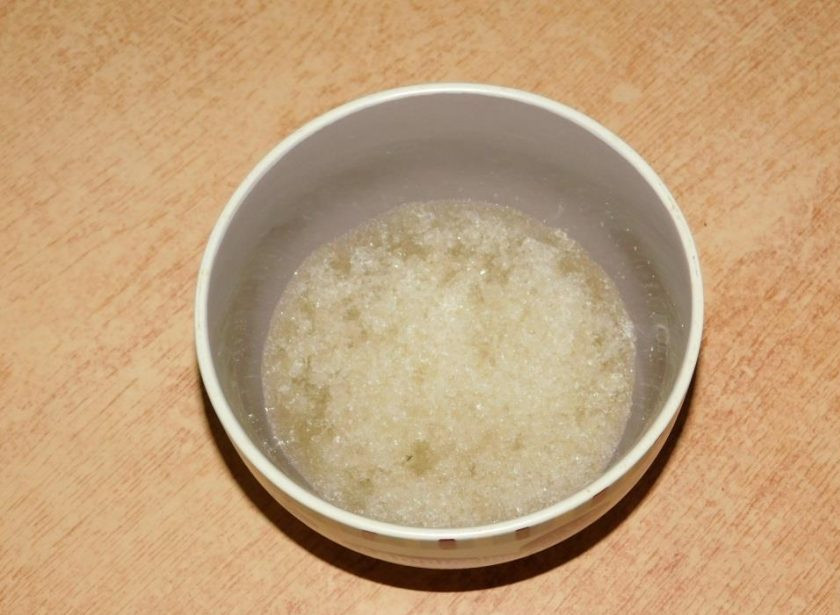 1. Этап. Торт с ягодной прослойкой: Для приготовления ягодной начинки замочите желатин в воде и дайте набухнуть в течение 20 минут.