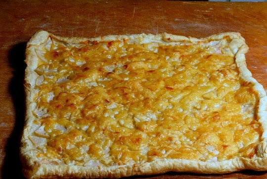 1. Этап. Выпечка из слоеного теста в духовке: 5. Выпекайте слоеное тесто 20-30 минут до румяной корочки. Вот и весь простой рецепт, как приготовить выпечку из слоеного теста в духовке. Немного остудив, можете нарезать порционными кусочками и подавать к столу.