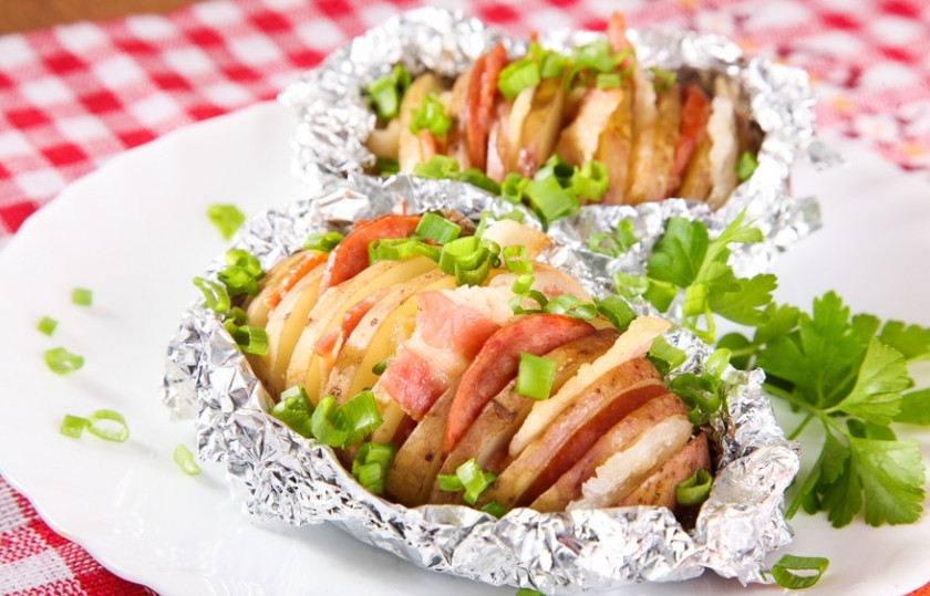 1. Этап. Картошка-гармошка в мультиварке: После звукового сигнала выключите мультиварку. Подавайте картошку-гармошку на стол.