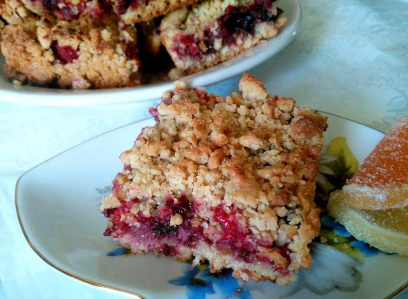 1. Этап. Лимонный крамбл с ягодами: Дайте лимонному крамблу с ягодами слегка остыть и подавайте, разрезав на порционные кусочки. Приятного аппетита!