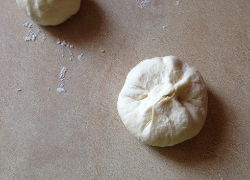 1. Этап. Чуду: И собираем края лепешки вместе, прижимаем ладошкой.