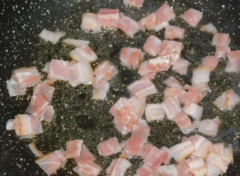 1. Этап. Курица с беконом и грибами: На другой сковороде обжарьте мелко нарезанный бекон.
