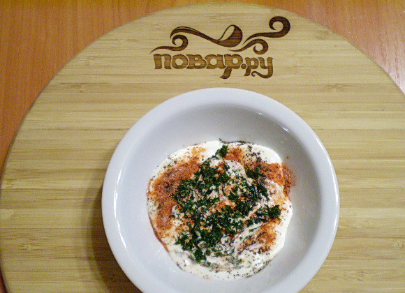 1. Этап. Соус из паприки острый: 4. Добавляем укроп, перец черный молотый, соль.