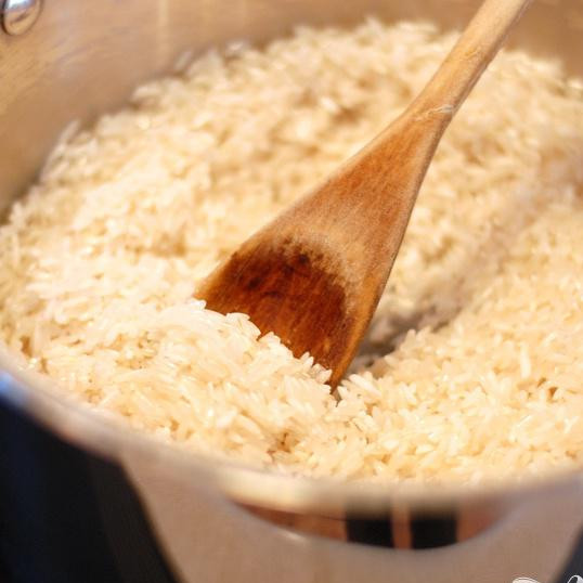 1. Этап. Тайский кокосовый рис: Добавьте 2 стакана риса и готовьте помешивая в течении 2-ух минут.