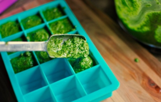 1. Этап. Песто из базилика: После того, как вы всё перемешали и получили однородную массу, песто нужно разложить по формочкам для заморозки.