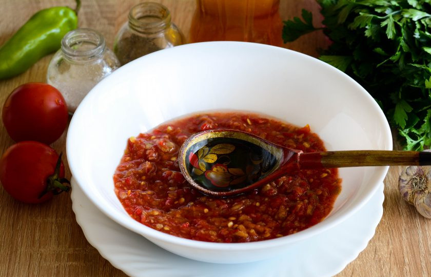 1. Этап. Салат на зиму Зверобой: Влейте масло и перемешайте.