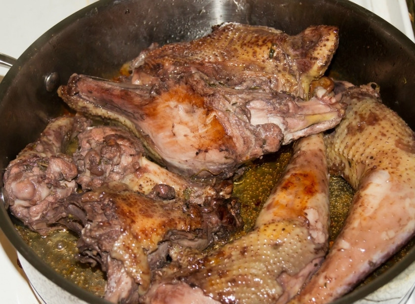 1. Этап. Жареный петух: Через сутки перелейте вино в отдельную емкость. Петуха обсушите бумажным полотенцем. Разогрейте в сковороде оливковое масло, обжарьте петуха со всех сторон до красивого золотистого цвета.