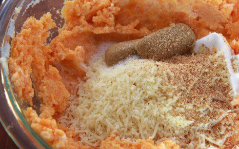 1. Этап. Ньокки из сладкого картофеля с сырным соусом: 3. Добавить тертый сыр Пармезан, коричневый сахар, 1 чайную ложку соли, мускатный орех и перемешать до однородности. Добавить муку, примерно 1/2 стакана за раз, и перемешать ,пока у вас не получится мягкое тесто.