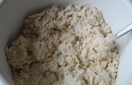 1. Этап. Дрожжевые рогалики: Перемешиваем ложкой или руками.