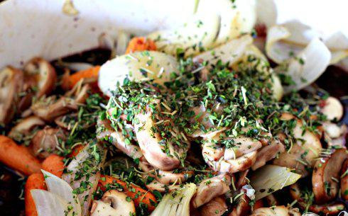 1. Этап. Говядина с черникой и грибами: 6. Выложить мясо обратно в кастрюлю, добавить лук, грибы и морковь, а также 3 или 4 веточки свежего розмарина и 3 веточки свежего тимьяна.