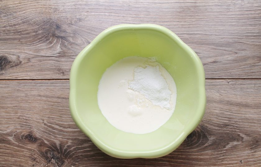 1. Этап. Блинчики с вишней и маскарпоне: В миску влейте сливки, добавьте сахарную пудру и взбейте до плотных пиков.