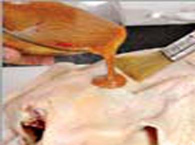 1. Этап. Утка хрустящая с сыром: 4. Полученным маринадом смазываем внутри и снаружи утку. На 2 часа поставим в холодильник. Ставим в разогретую духовку, температура 130 градусов. Укладываем утку на решетку, под решеткой поставим противень. Запекаем 1,5 часа, после утку повернем, и запекаем еще 1,5 часа.