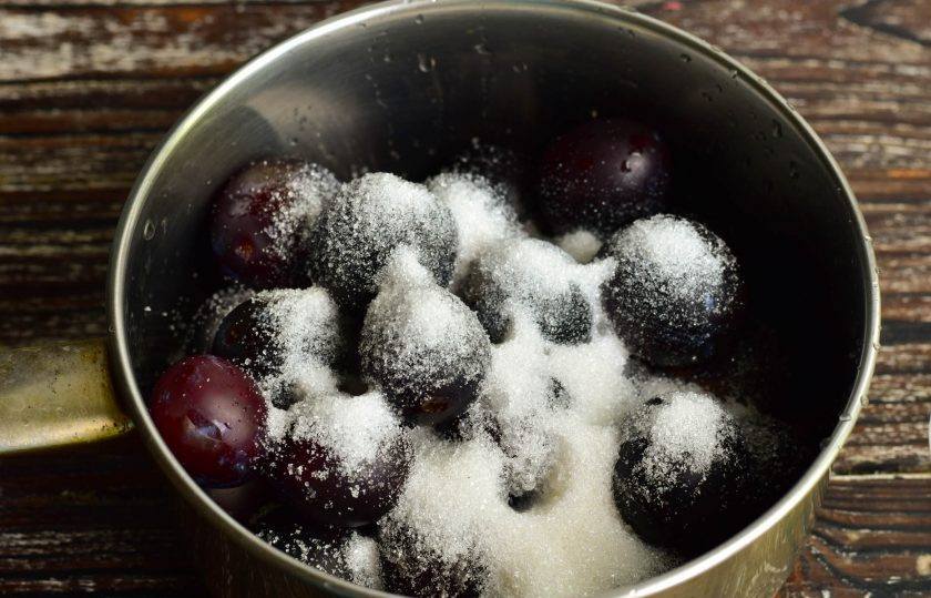 1. Этап. Варенье из слив с имбирем и корицей: Добавьте сахар.