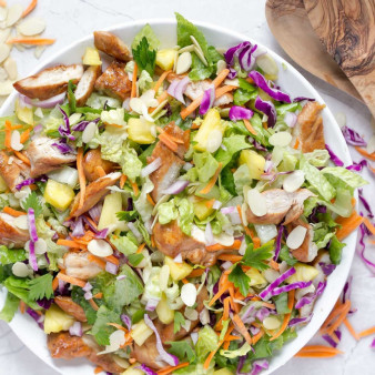 Салат с копченой курицей и ананасами