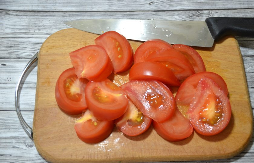 1. Этап. Ялтинский салат: Помидоры порежьте крупными дольками.