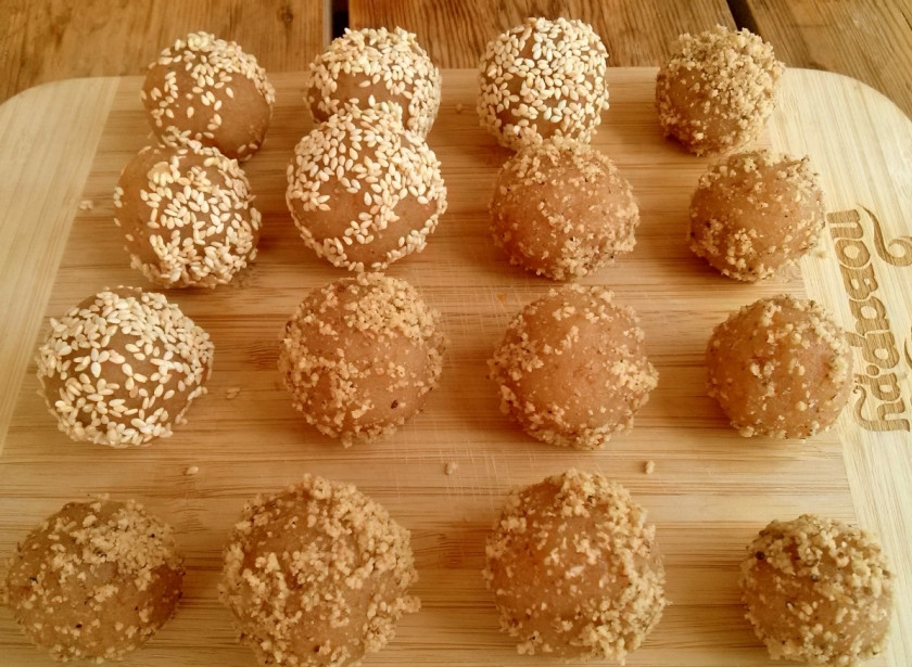 1. Этап. Узбекская халва: Из немного остывшей массы скатайте шарики размером с грецкий орех. Обваляйте их в посыпке.