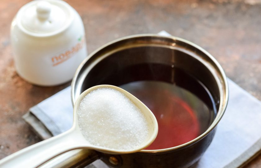 1. Этап. Компот из яблок и каркаде на зиму: Слейте последний раз компот в кастрюлю, добавьте сахарный песок и проварите 2 минуты.