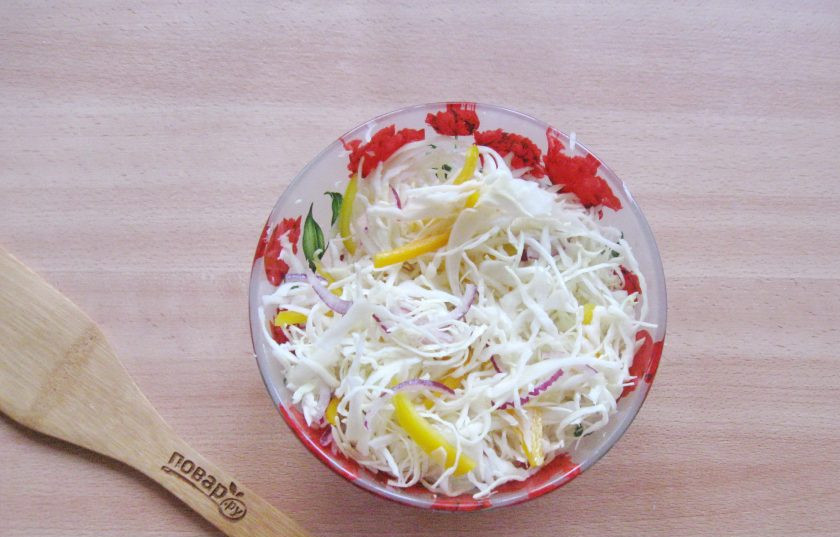 1. Этап. Капустный салат по-немецки: Оставьте при комнатной температуре на сутки. Через это время салат можно есть.