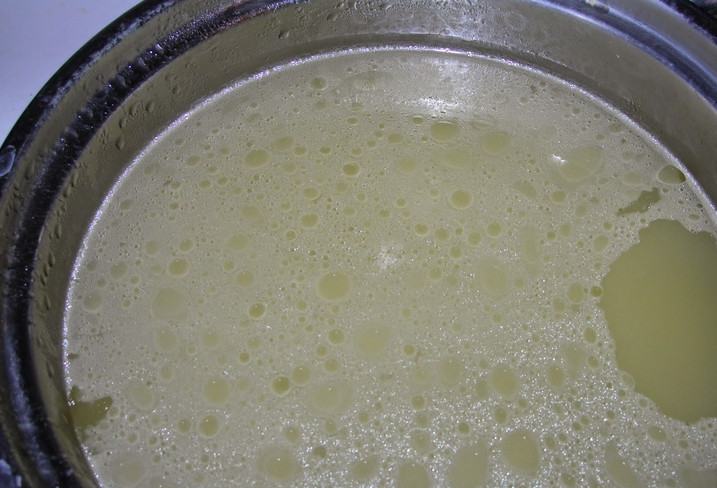 1. Этап. Щи из индейки: Варим бульон из индейки. Заливаем ее холодной водой, доводим до кипения, затем сливаем воду и снова заливаем, кипятим. Варим 40 минут, извлекаем мясо, а бульон процеживаем.