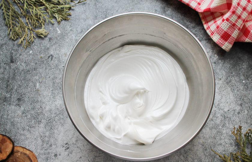 1. Этап. Снежки из белков: Продолжая взбивать, понемногу добавляйте сахарную пудру. Взбивайте все до плотных пиков.