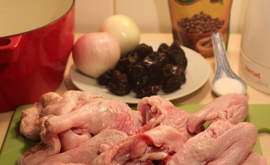 1. Этап. Утка, тушенная с черносливом: Тушить будем не всю утку целиком, а бедра и крылья. Нарезаем их на куски и тщательно моем.