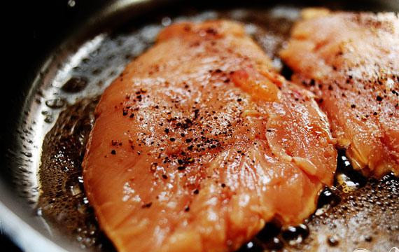 1. Этап. Паста с куриным филе и красным луком: 4. Пока соус готовится, посыпать солью и свежемолотым черным перцем куриные грудки. Нагреть 1 столовую ложку оливкового масла и 1 столовую ложку сливочного масла в отдельной сковороде. Обжарить куриные грудки с обеих сторон до золотисто-коричневого цвета. Отложить в сторону.