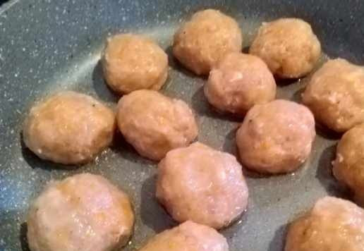 1. Этап. Фрикадельки в грибном соусе: Фарш посолить, добавить специи, хорошо вымешать, добавляя немного воды. Сформировать фрикадельки.