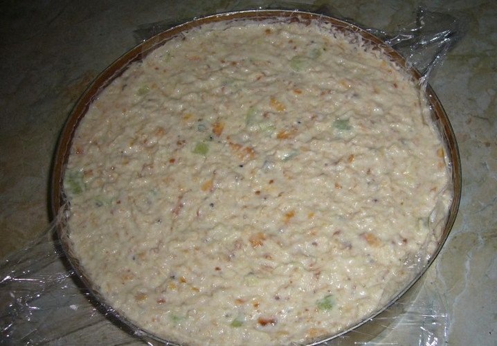 1. Этап. Торт без выпечки из печенья и сметаны: Форму, в которой будет застывать торт, застилаем пищевой пленкой. В кастрюлю к сметане засыпаем пакетик ванильного сахара, перемешиваем. Также добавляем крекер, киви и банан. Еще раз перемешиваем и переливаем массу в подготовленную форму. Разравниваем поверхность, помещаем будущий торт в холодильник для застывания на 2-3 часа или на всю ночь.