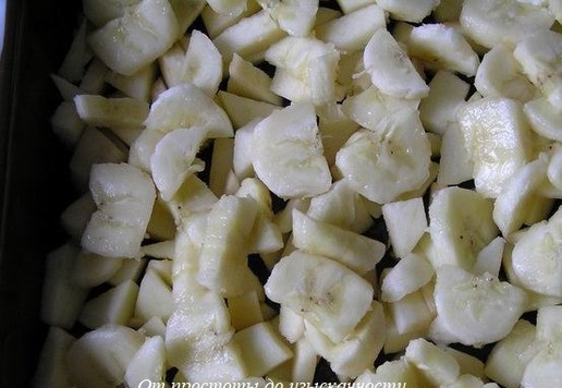 1. Этап. Яблочно-банановый крамбл: Банан и яблоко нарежьте маленькими кусочками, выложите в форму, смазанную маслом (или порционные формочки).