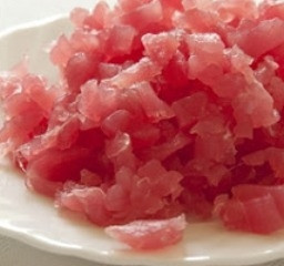 1. Этап. Тартар из тунца: Острым ножом очень быстро измельчите охлажденное филе тунца и лук-шалот , имбирь натрите на мелкой терке.