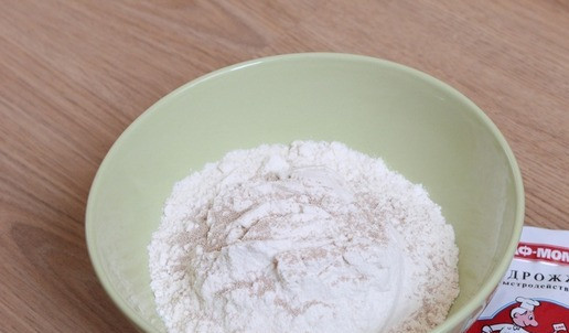 1. Этап. Нежные оладьи на сметане без яиц: Муку просеиваю, а затем смешиваю с дрожжами.