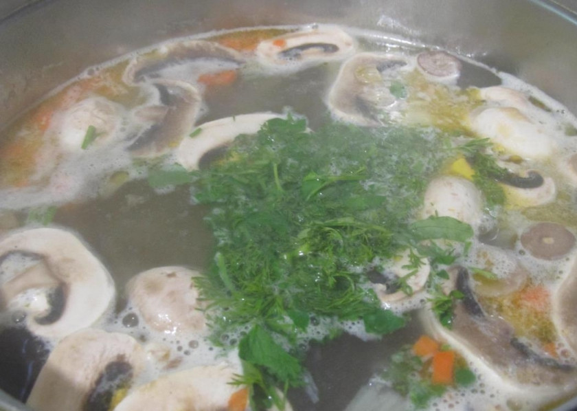 1. Этап. Суп вермишелевый с грибами: Затем бросьте в суп мелко порезанные укроп и петрушку. После этого варите еще 5 минут. Дайте готовму супу минут 15 настояться.