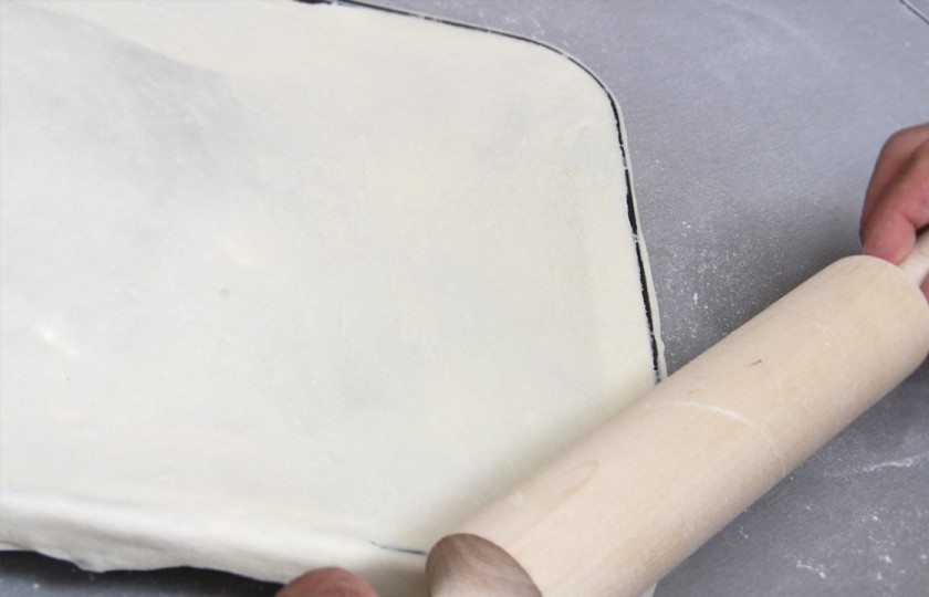 1. Этап. Фокачча бездрожжевая: Разогрейте духовку до 220-250 градусов. Скалкой разровняйте тесто, убрав его излишки.