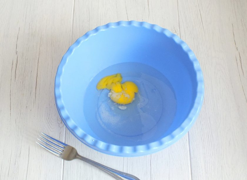 1. Этап. Манты с индейкой: Сделайте тесто. В чашу налейте воду, добавьте яйцо, соль. Перемешайте вилкой.