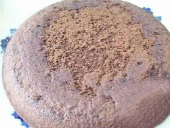 1. Этап. Шоколадный торт с кокосовой стружкой: Нам понадобится форма для выпекания. Смазываем ее растительным маслом либо выстилаем ее пергаментной бумагой. Выливаем в нее наше тесто. Ставим в духовку при 180 градусах выпекать на полчаса.