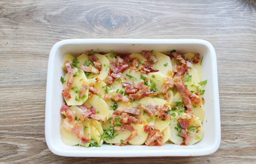 1. Этап. Гратен с беконом: Выложите сверху оставшийся бекон.