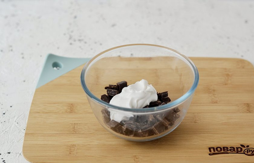 1. Этап. Брауни без глютена: На водяной бане растопите шоколад и кокосовое молоко до однородной консистенции.