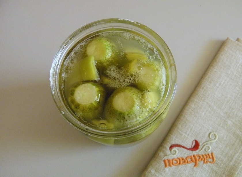 1. Этап. Соленые огурчики на зиму: Через 2-3 дня образуется пенка, значит огурчики готовы к консервированию.