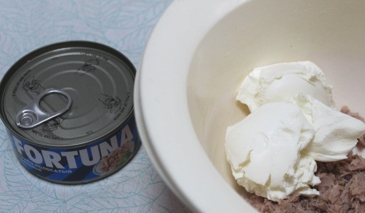 1. Этап. Рулет закусочный Рождественское полено: В чашу выложить тунец, творожный сыр и белый перец.