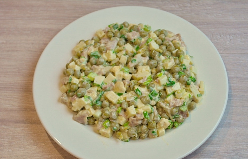 1. Этап. Новогодний салат Куранты: 6. Салат заправьте майонезом. Добавьте соль и перец по вкусу. Перемешайте. На круглое блюдо выложите салат в виде плоского круга. Утрамбуйте.