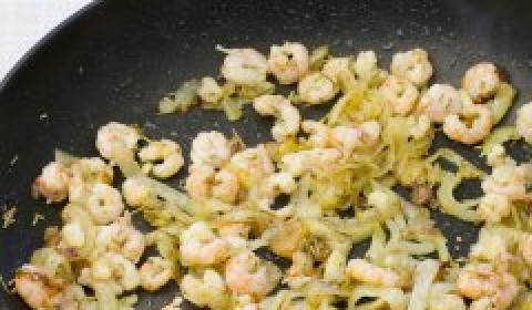 1. Этап. Томатная подлива с креветками: Креветки разморить и удалить лишнюю жидкость. После чего обжаривайте креветки с луком и чесноком ещё 5 минут.