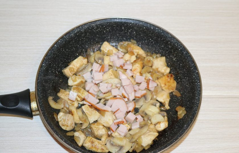 1. Этап. Фаршированные ананасы: Далее добавьте ветчину. Обжаривайте ещё 1-2 минуты.