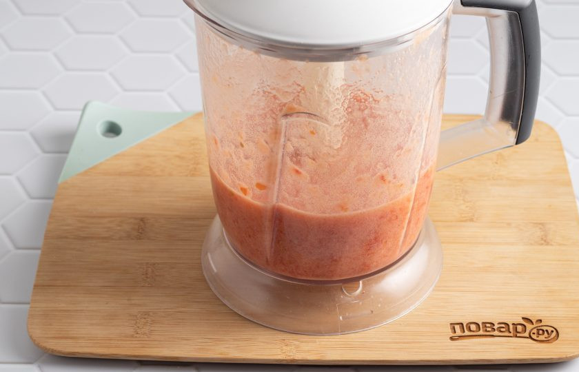 1. Этап. Рецепт томатного сока на зиму в домашних условиях из помидоров: Измельчите помидоры в блендере или прокрутите через мясорубку до состояния однородного пюре.