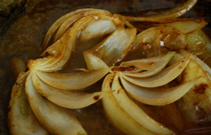 1. Этап. Тушеная телятина с грибами: Пока телятина тушиться, мы чистим маленькие луковички и режем их толстыми перьями. Выкладываем лук в разогретое сливочное масло и обжариваем до золотистого цвета, добавляем сахар и немного соли (буквально щепотку). Затем заливаем лук кипяченой водой (100 мл) и тушим на медленном огне 15 минут.