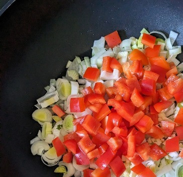 1. Этап. Курино-кокосовый суп по-тайски: Готовить суп лучше в воке или чугунной кастрюле. На кокосовом масле на среднем огне потушить нарезанные овощи.