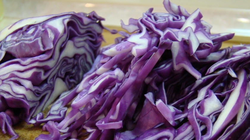 1. Этап. Салат для худеющих: Капусту мелко нашинкуйте. Выложите её в глубокую тарелку и помните руками с лимонным соком.